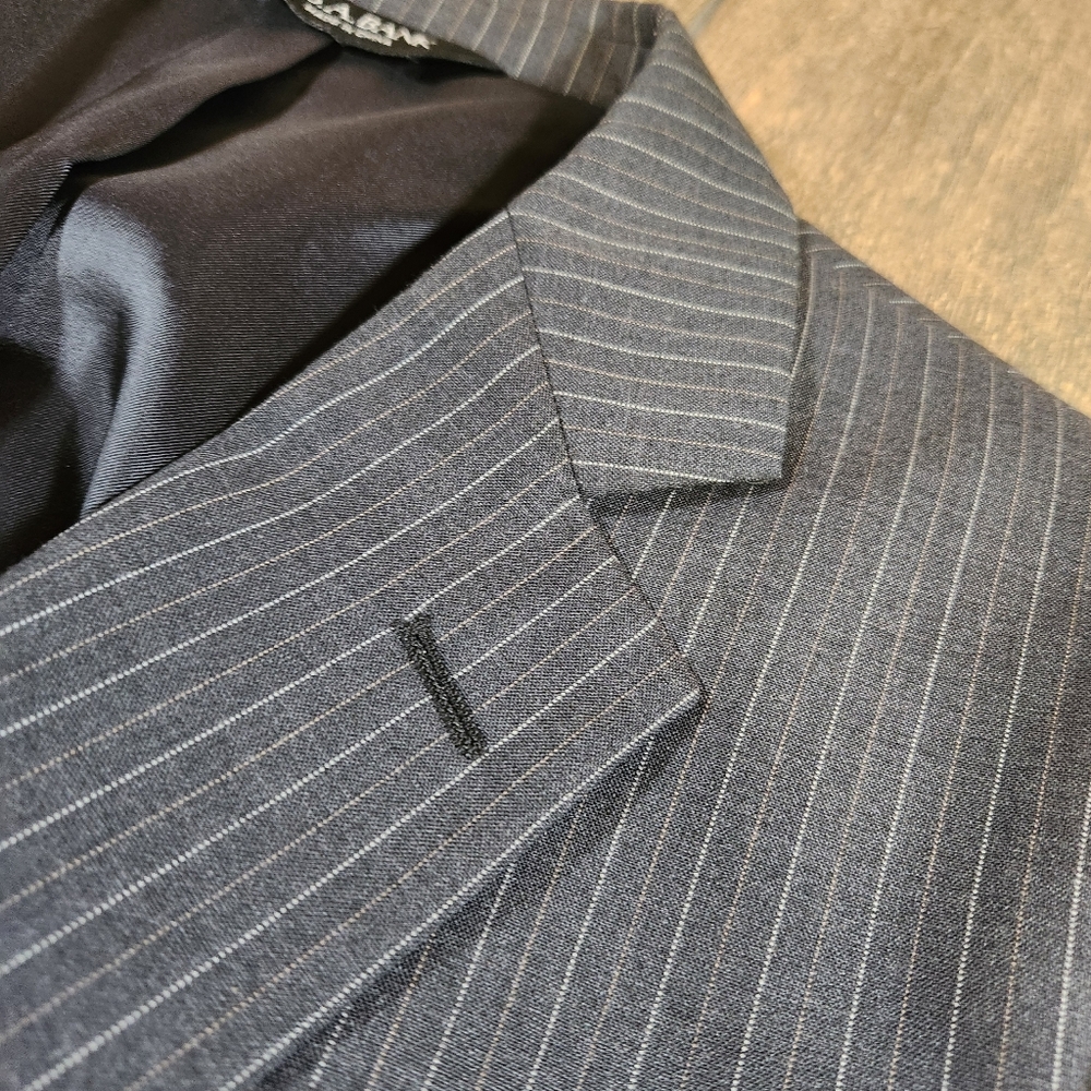 Jos. A. Bank Stays Cool 2 Piece Suit Mens Size 42S 36x25 Charcoal Gray Pinstripe - Picture 3 of 13
